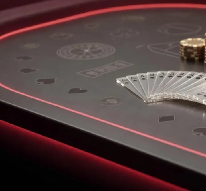 Zbliżenie na prestiżowy stół pokerowy i żetony premium podczas eventu NAXSOL ENTERPRISES LTD